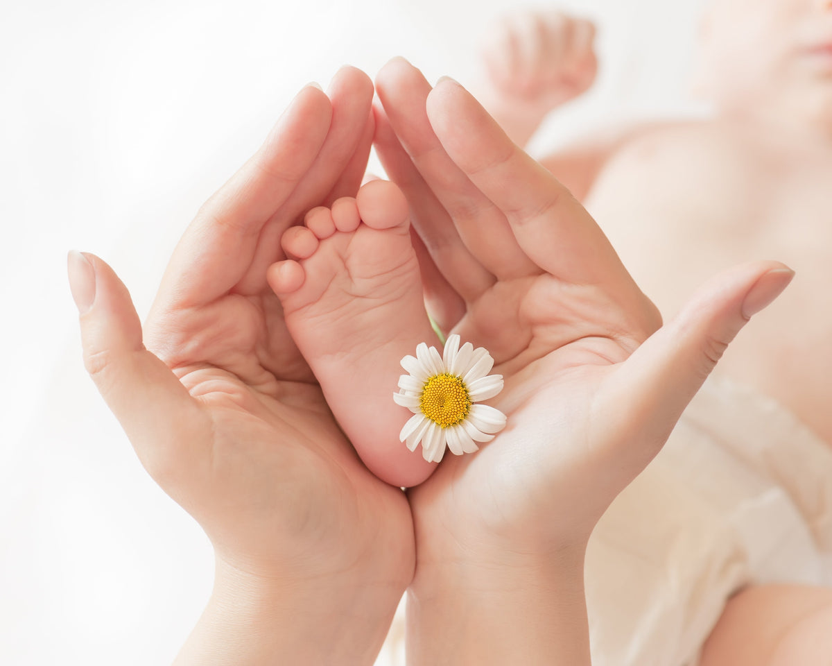 Learn how to create non toxic nursery spaces with safer materials, low-tox choices and practical tips for healthier baby sleep and peace.