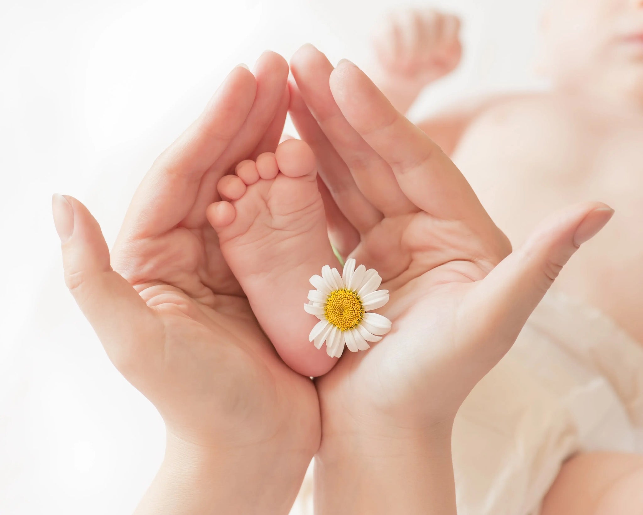 Learn how to create non toxic nursery spaces with safer materials, low-tox choices and practical tips for healthier baby sleep and peace.